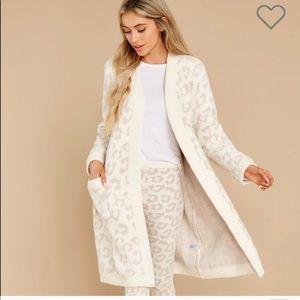 NWT Barefoot dreams in the Wild Robe
